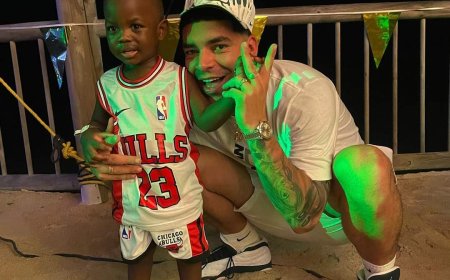 Ryan Castro Canta en el Barrio que lo vio crecer.