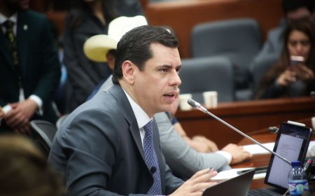 Julio Alberto Elías Vidal: Un Legislador con Impacto en la Educación y los Servicios Públicos