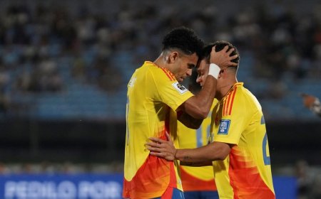 Quintero defendiendo el tiro libre en el colombia vs Uruguay